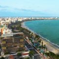 new time no início da orla da pajuçara, em maceió, vista do alto