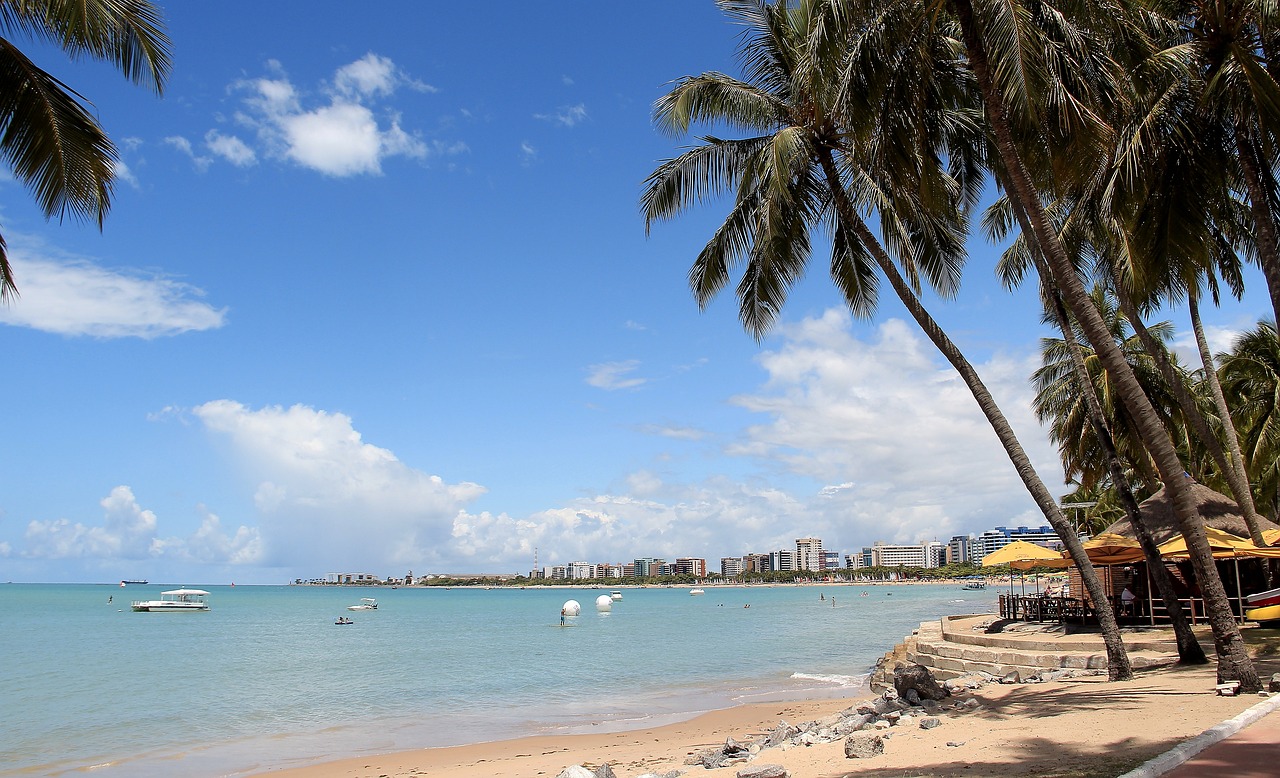 praia da ponta verde em dia de sol